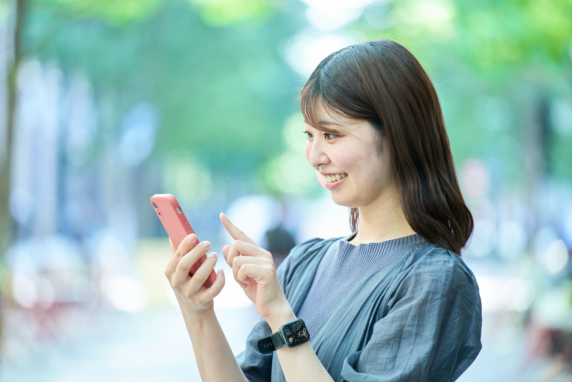 スマートフォンを見つめる女性